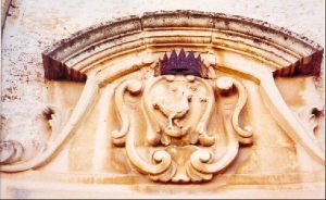 Lucugnano - Cappella di San Giuseppe - Stemma della Famiglia Grezio sul portale 
